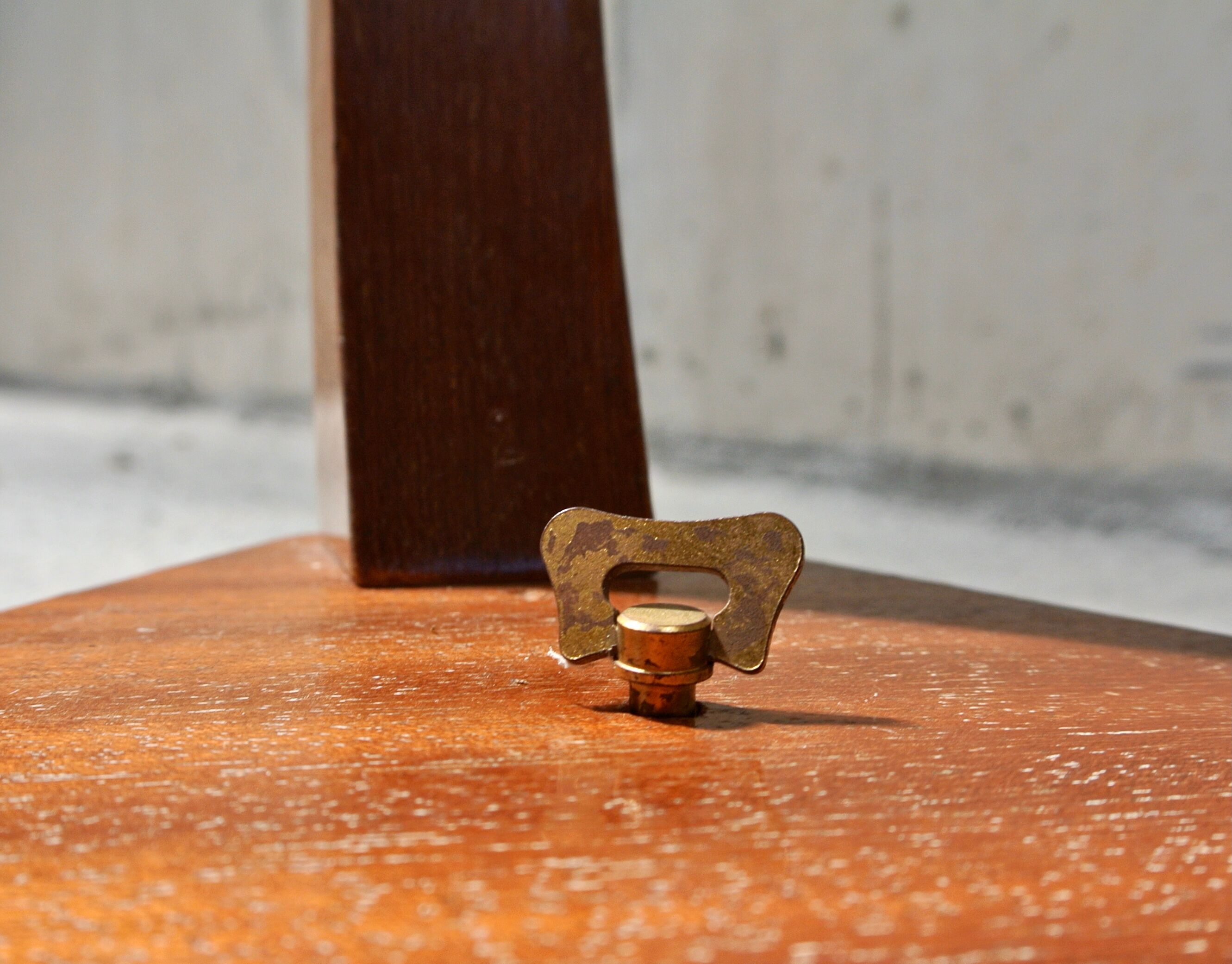 Musical coffee table of triangular shape, fruit wood, tray and feet with marquetry décor