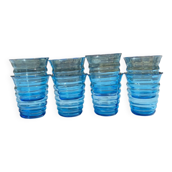 Verres en verre teinté bleu forme gobelet