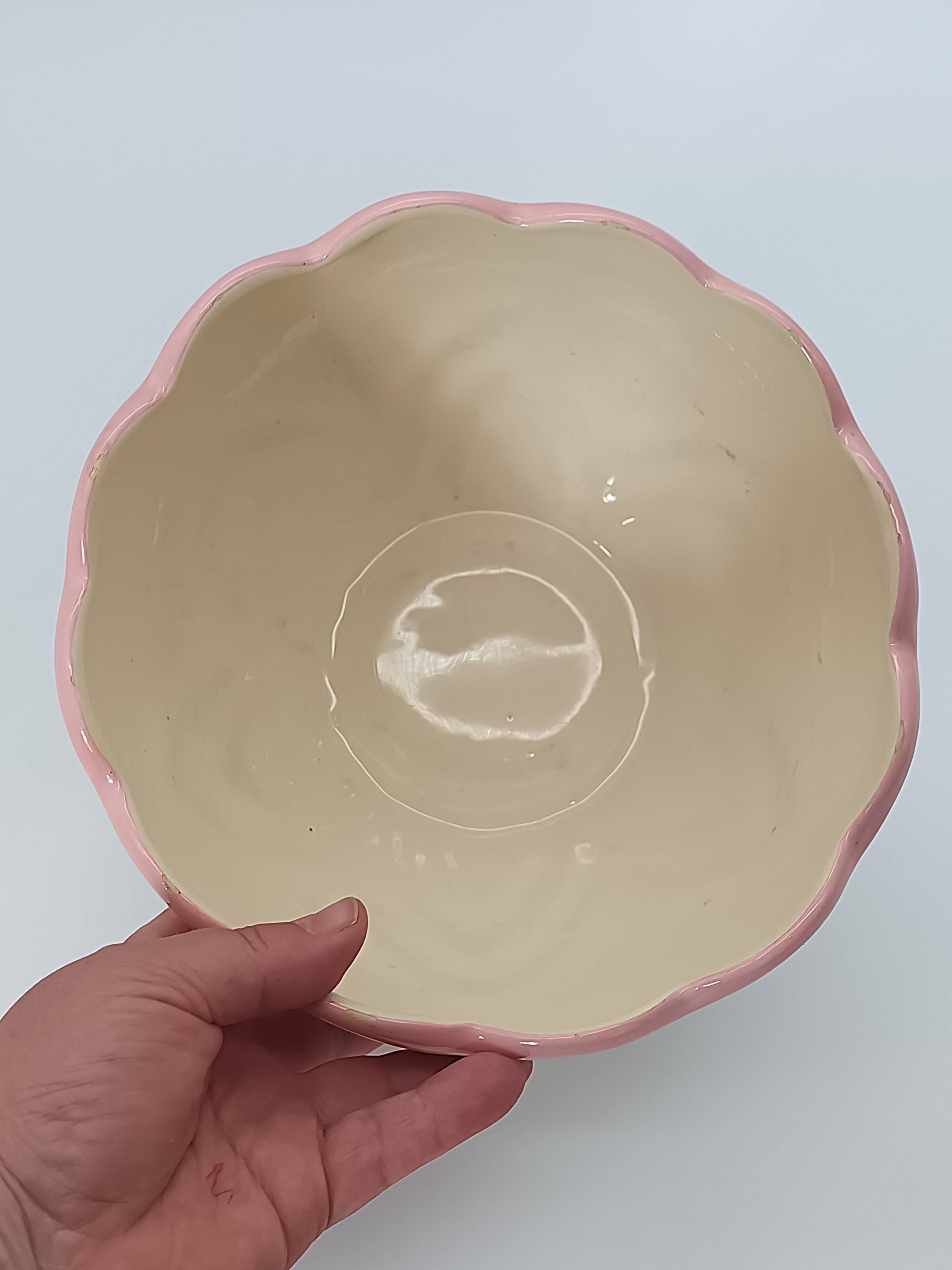 Vintage Fluted Ceramic Cache-Pot – Pastel Feather & Collar Decor