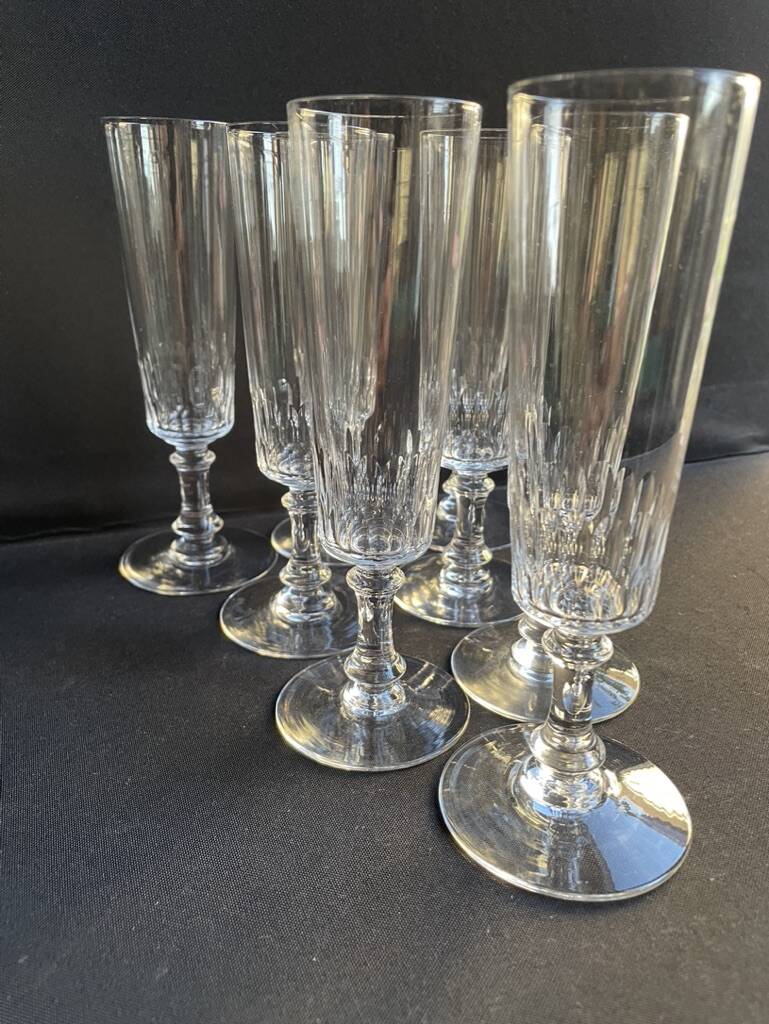 8 Champagne flutes – light cut crystal