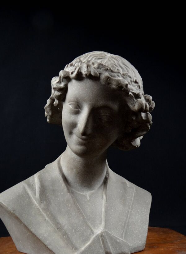 Buste en terre cuite de l'ange au sourire de la cathédrale de Reims avec socle