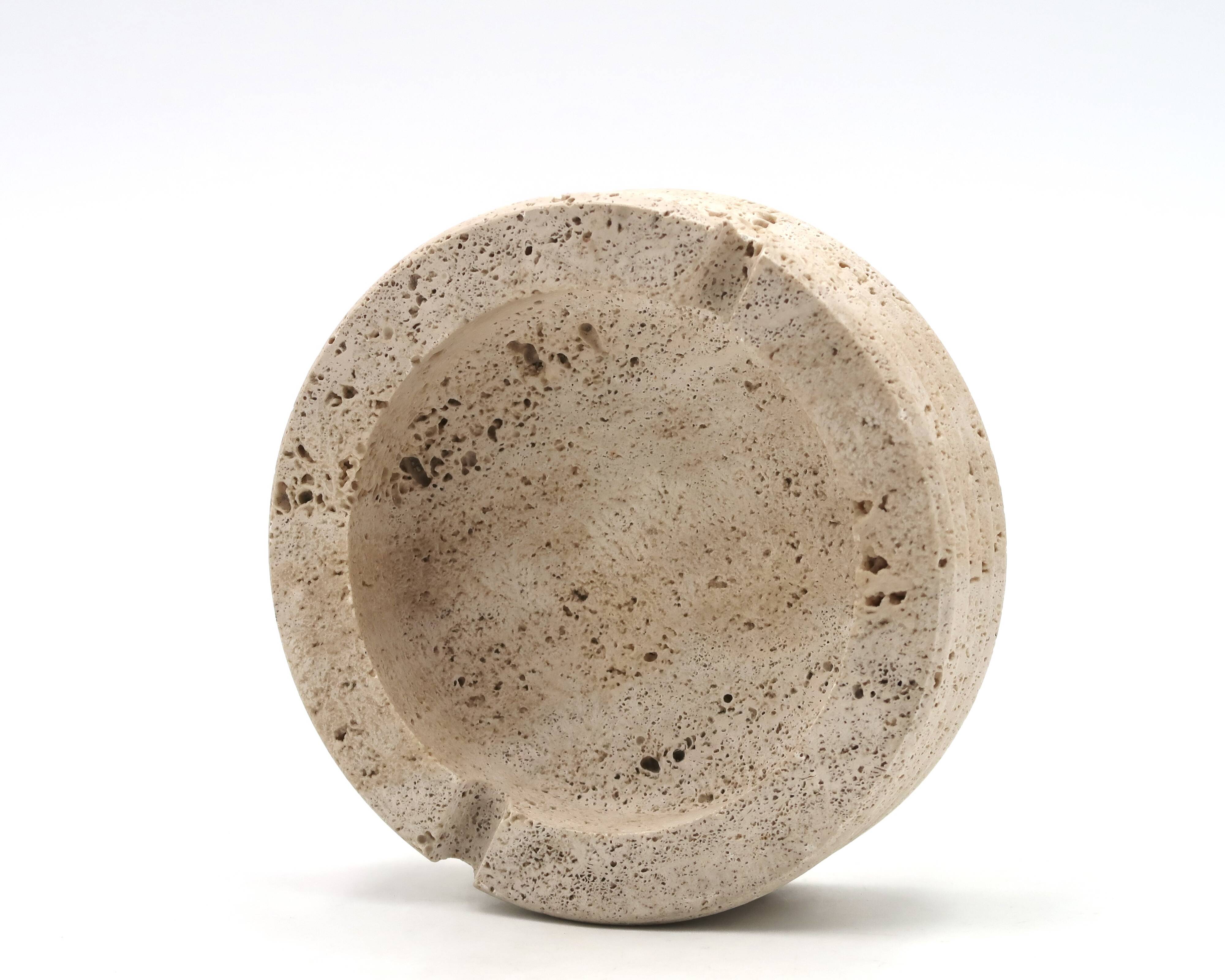 Cendrier Italien rond Cerri Nestore en travertin, années 70