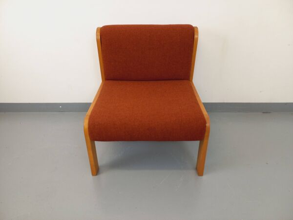 Fauteuil chauffeuse Fröscher vintage en tissu orange et bois des années 70 80