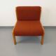 Fauteuil chauffeuse Fröscher vintage en tissu orange et bois des années 70 80
