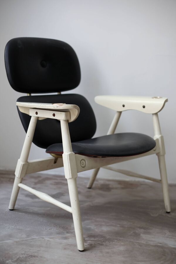 Fauteuil italien à dossier haut en bois laqué blanc et simili noir - Vintage des années 50