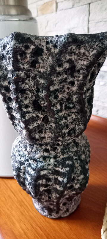 Black and white speckled ceramic vase signed Annette ROUX.