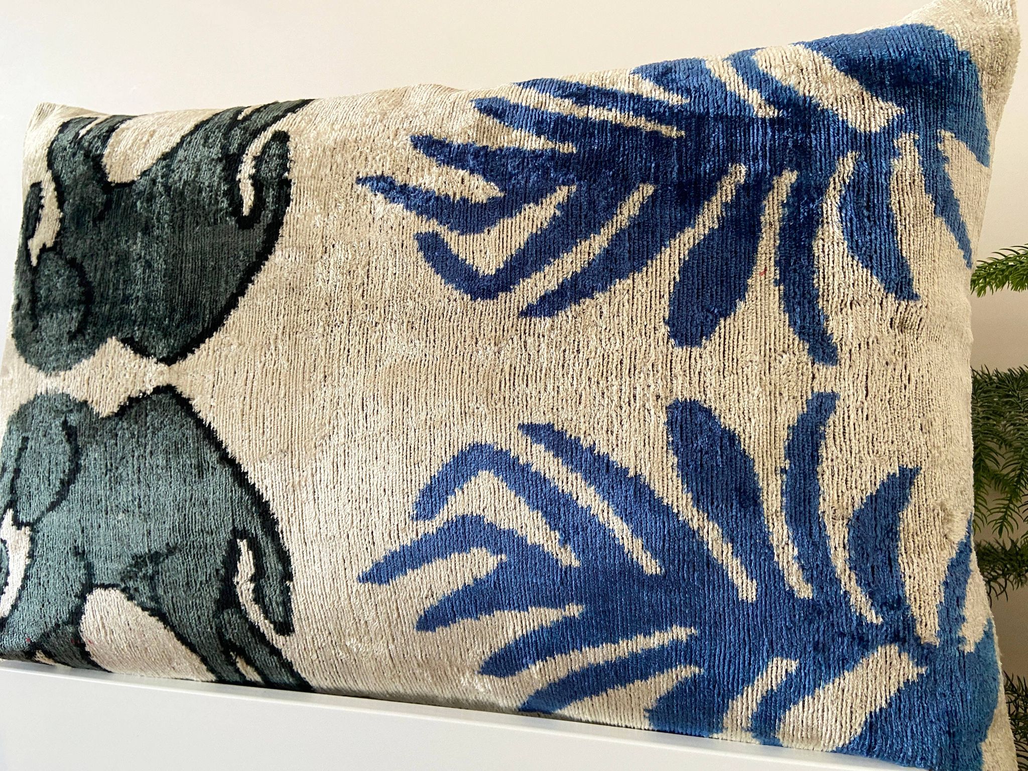 Coussin Ikat en velours éléphants persans