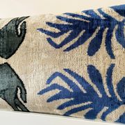 Coussin Ikat en velours éléphants persans