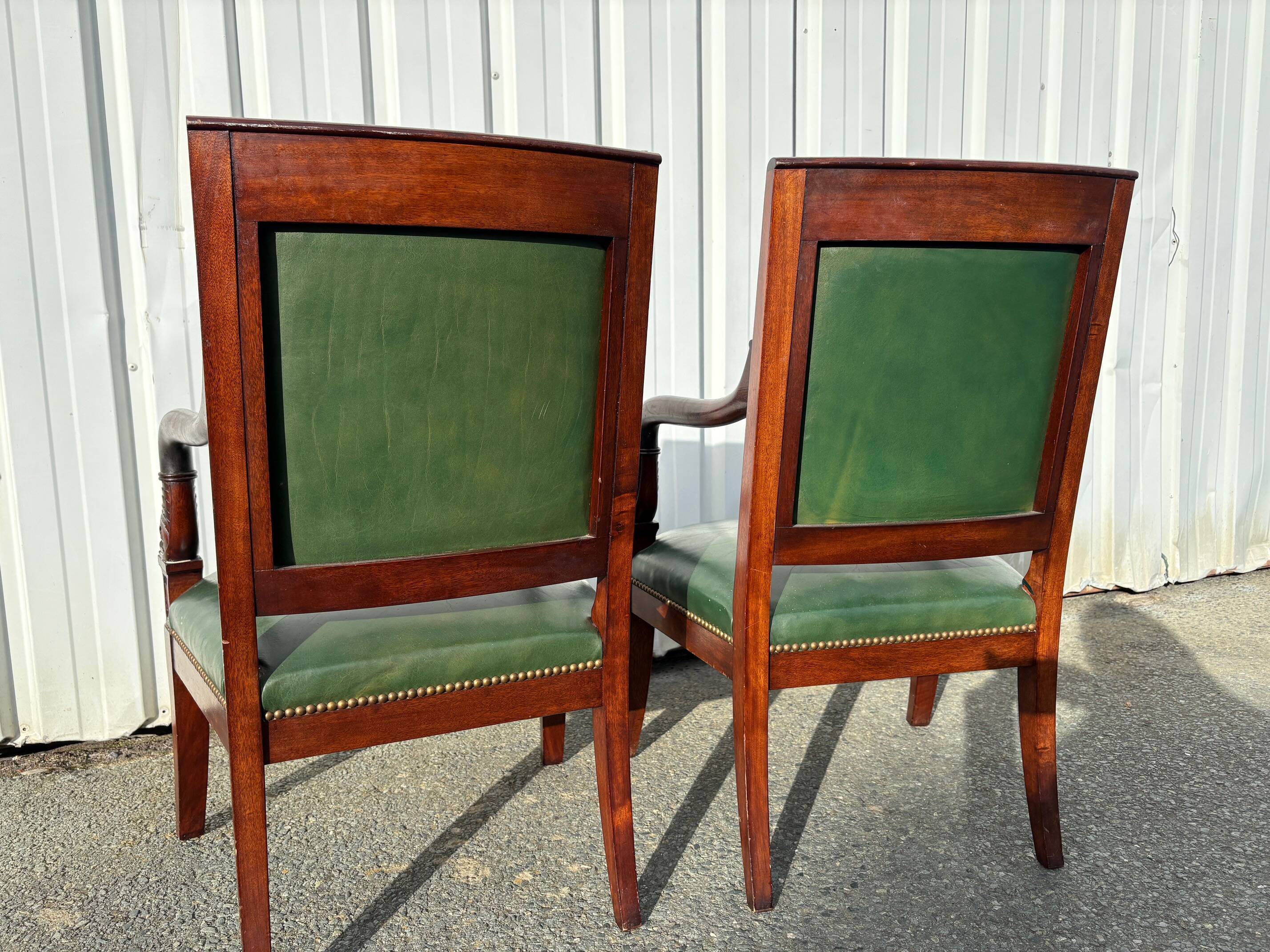 Paire de fauteuils de style Empire en acajou et cuir vert