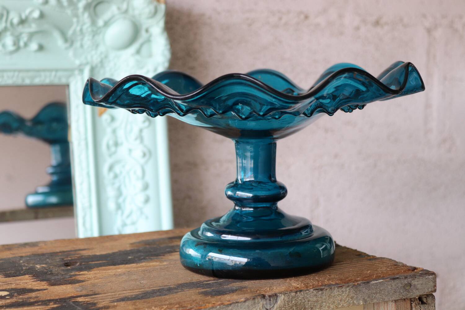 Coupe sur pied ancienne en verre soufflé