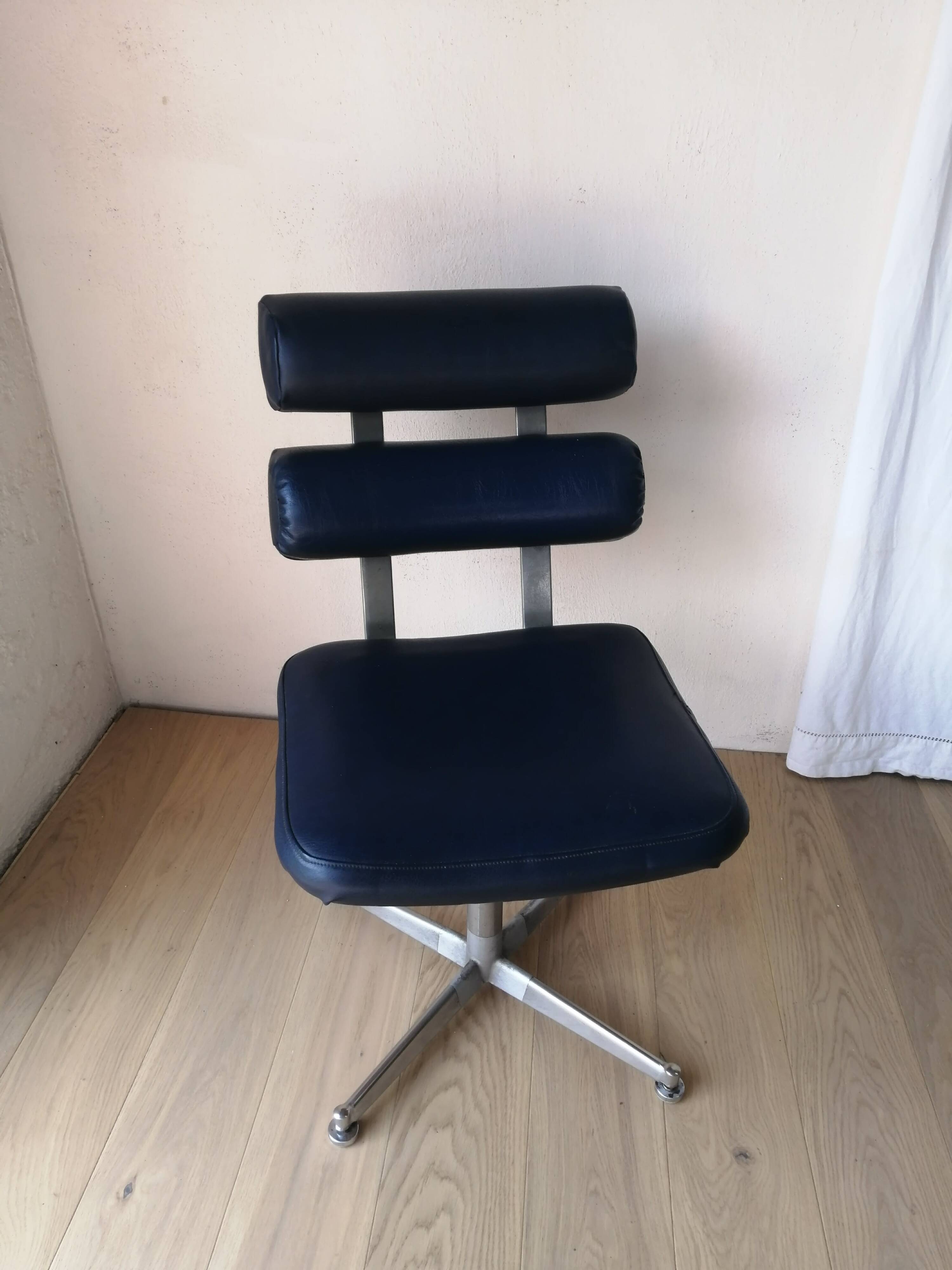 Set of 4 1970s hairdresser chairs in Space Age style.