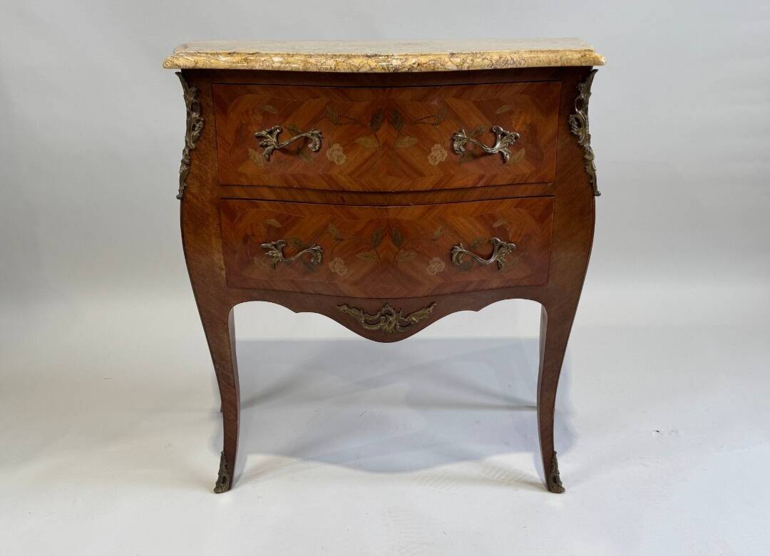 Curved chest of drawers