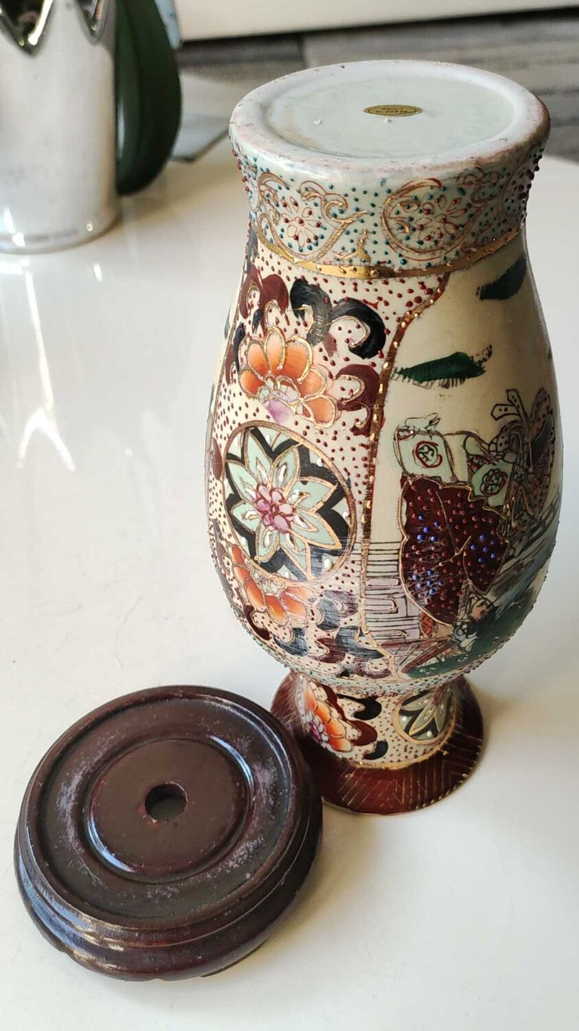 Chinese vase baluster in polychrome ceramics. Life scenes Japanese warriors/Samurai against a backdrop of wilderness