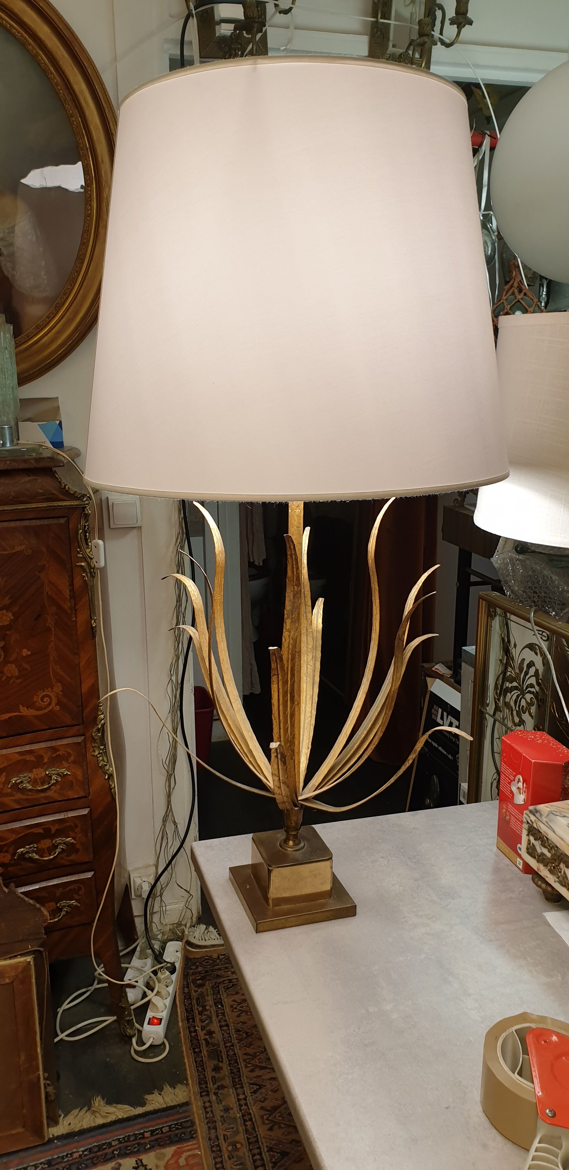 Vintage leafy décor lamp