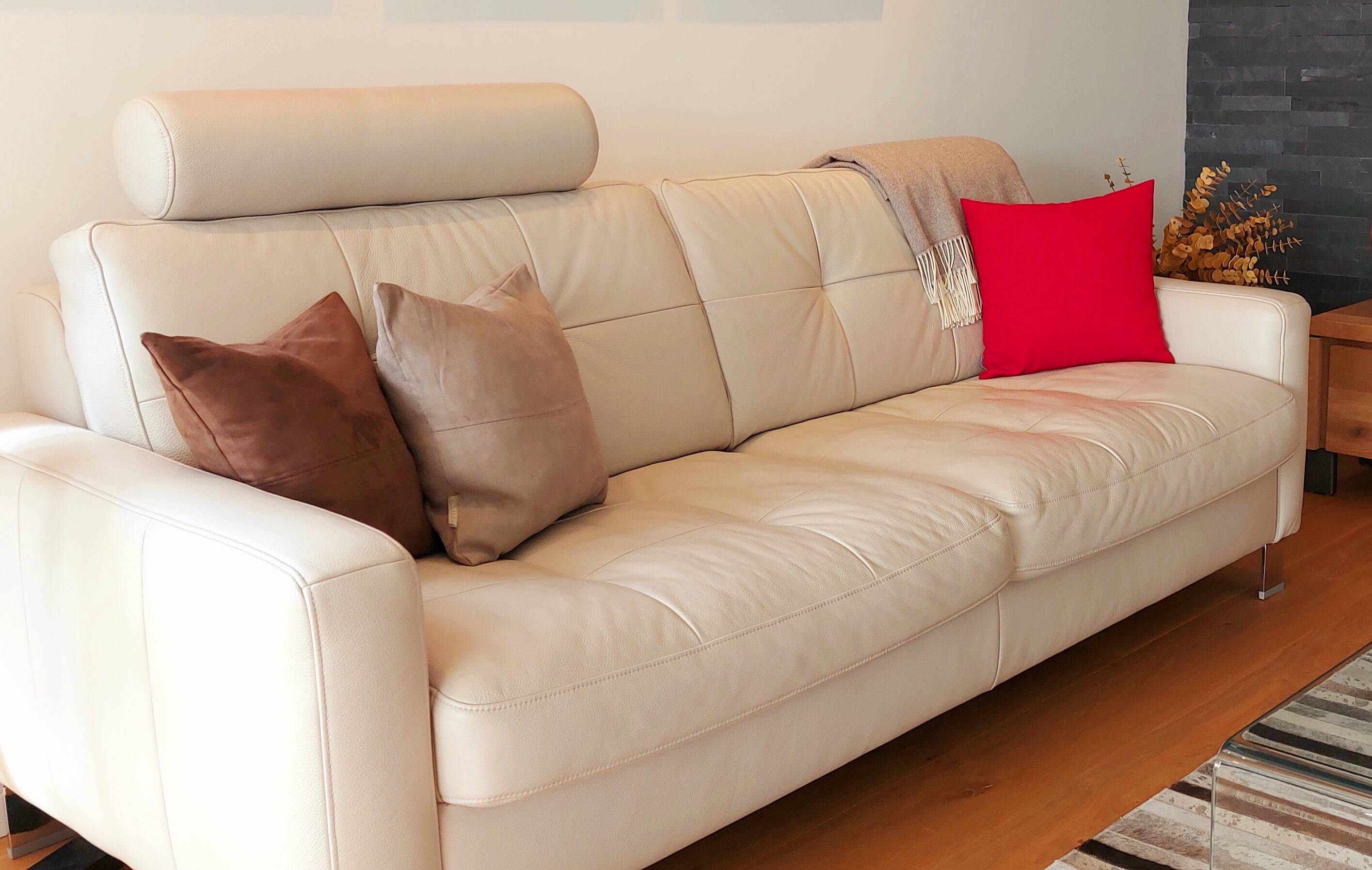 3/4 seater leather sofa + armchair – very good condition – value 3,261 euros