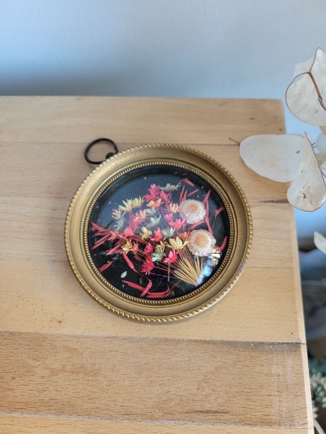 Medallion / frame dried flowers