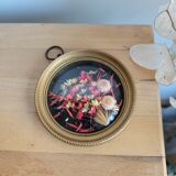 Medallion / frame dried flowers