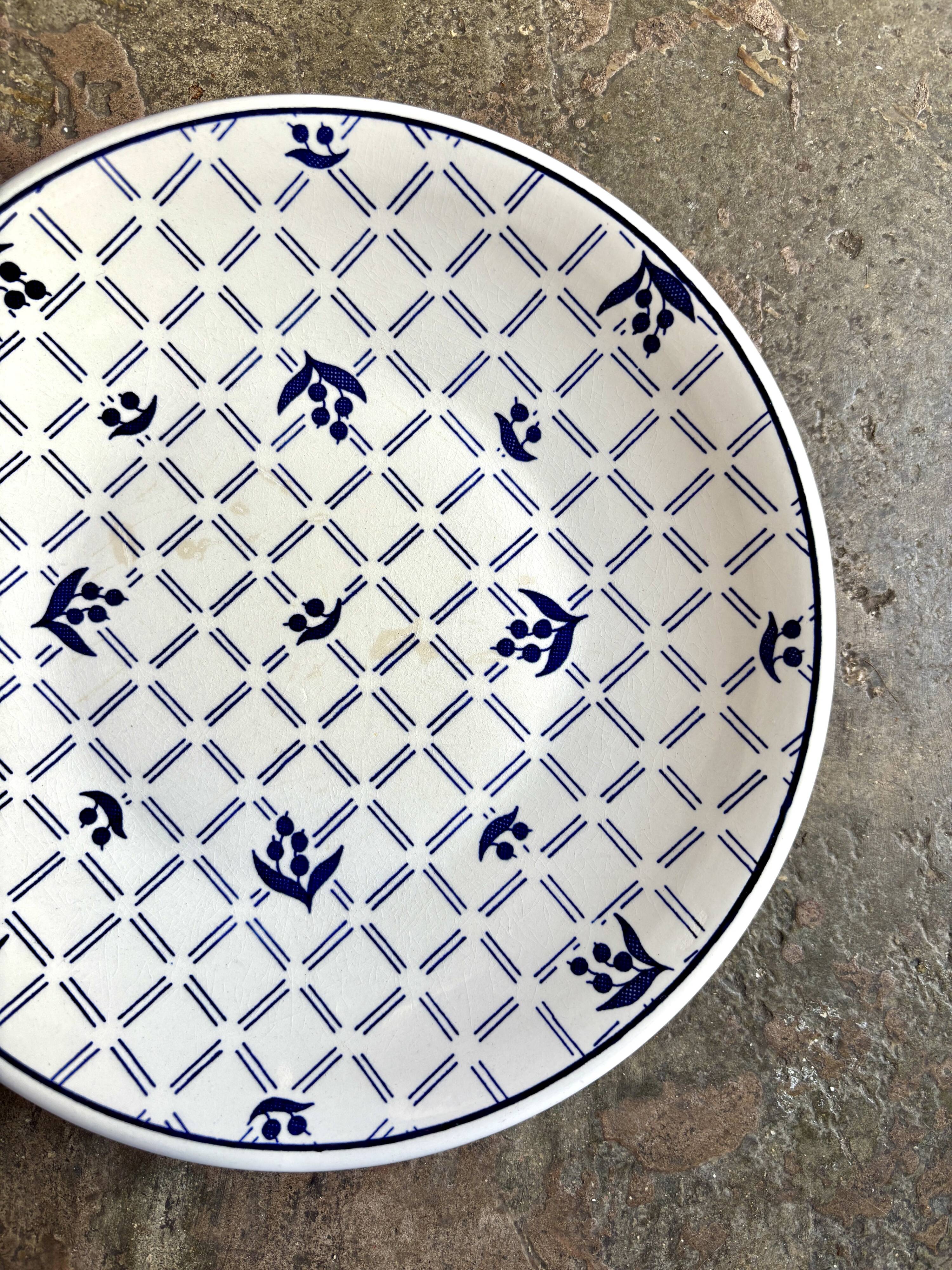 Sarreguemines blue and white earthenware flat plate