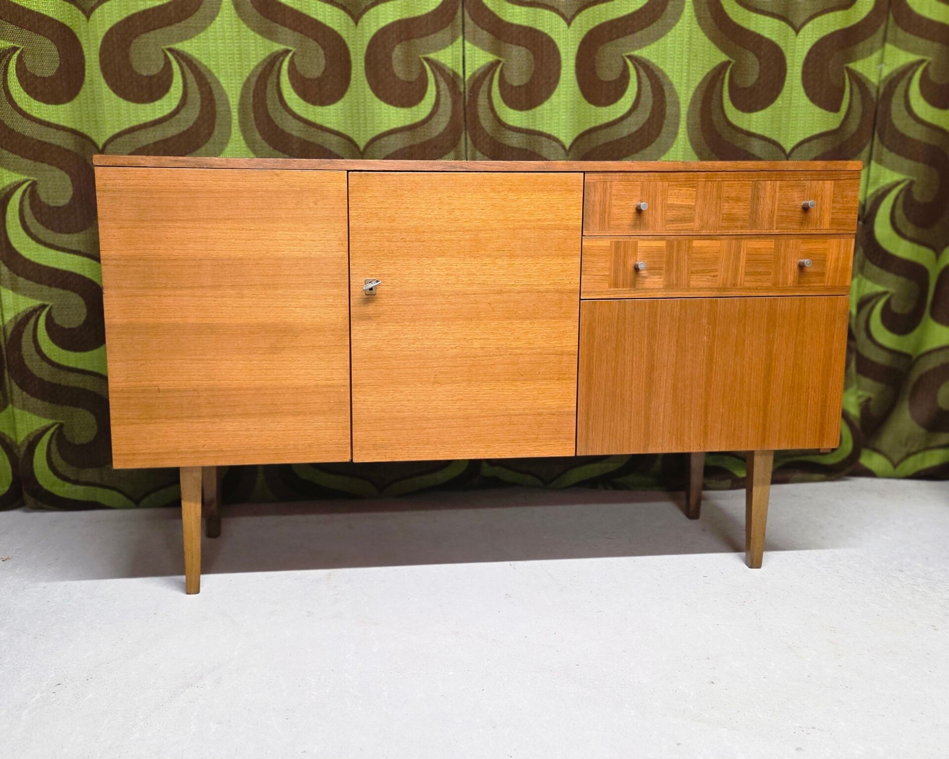 Vintage enfilade in teak veneer from the 60s/70s.