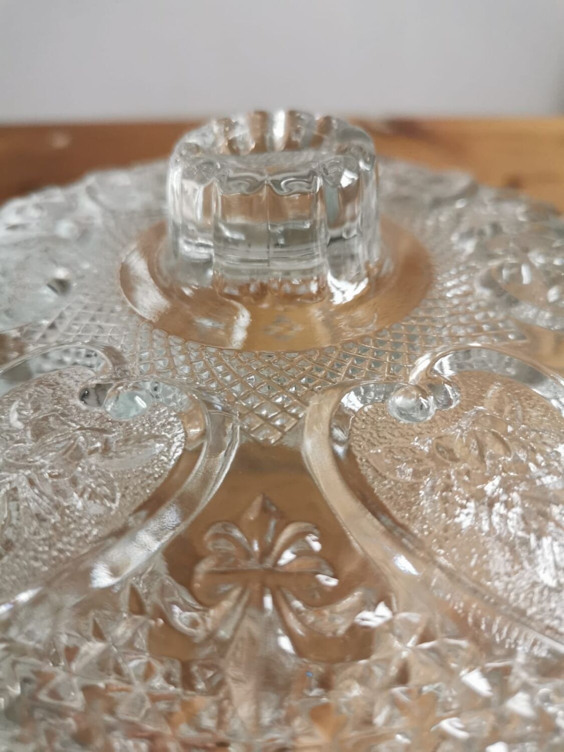 Chiseled glass candy box