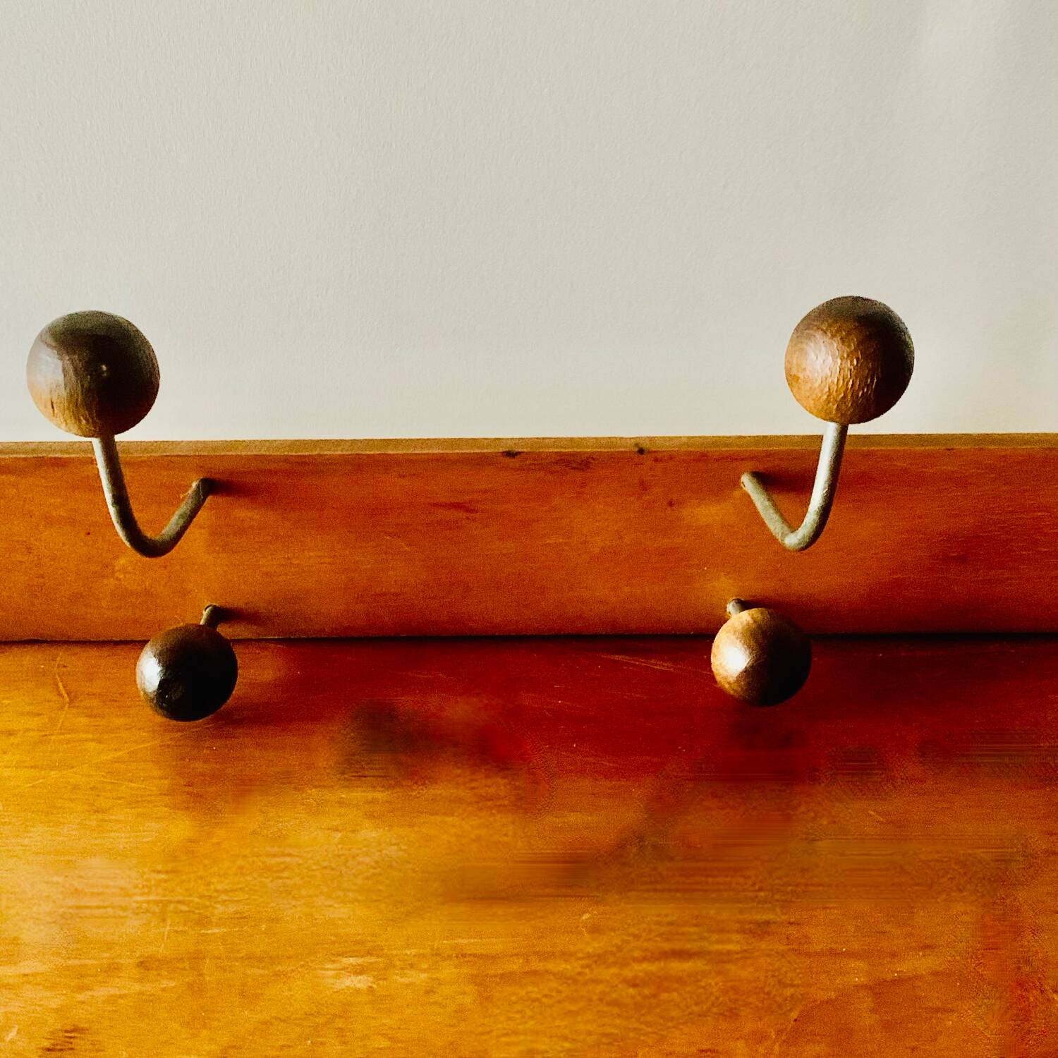 Vintage wooden wall coat rack - 8 balls