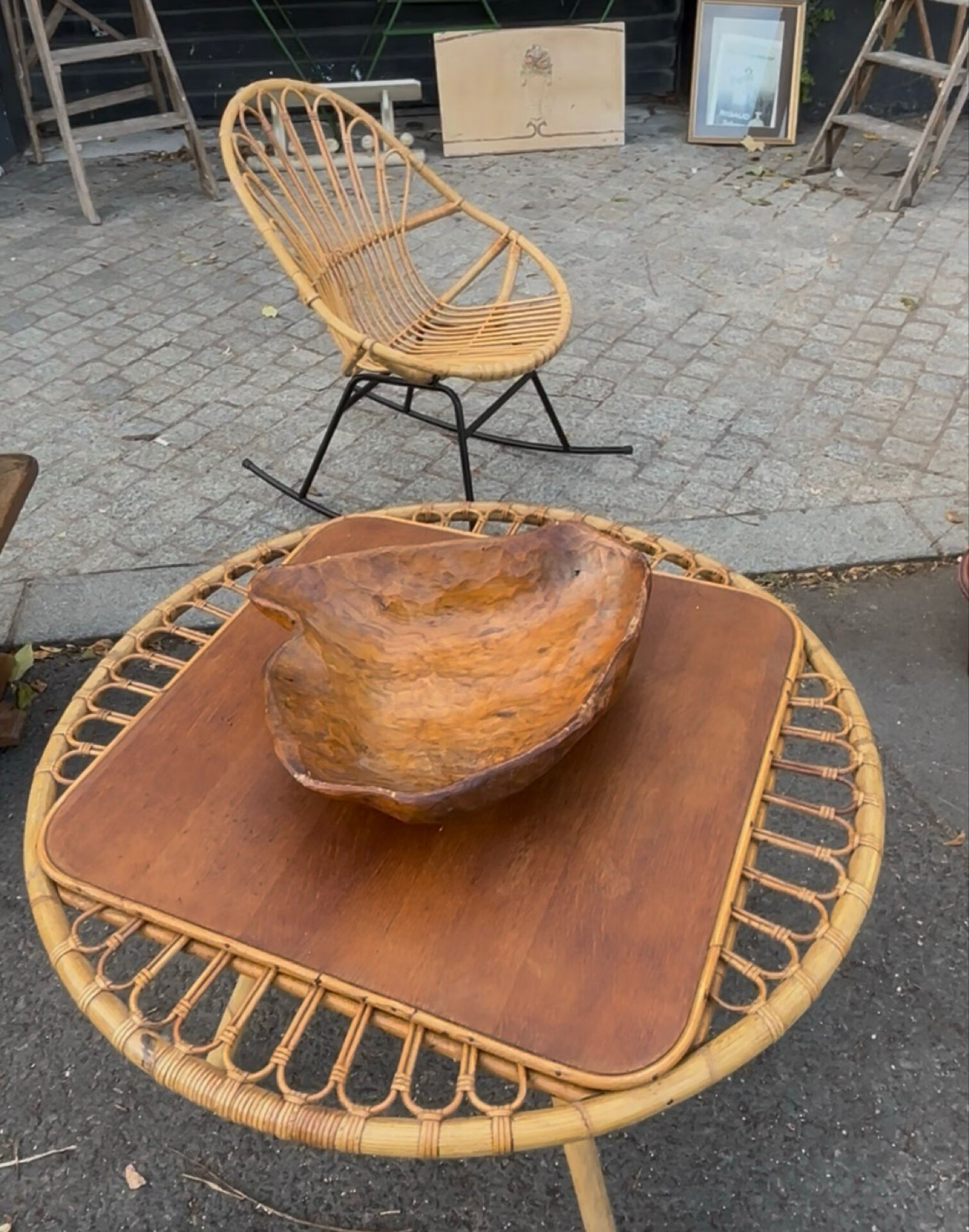 "Trampoline" round coffee table in 1960s rattan