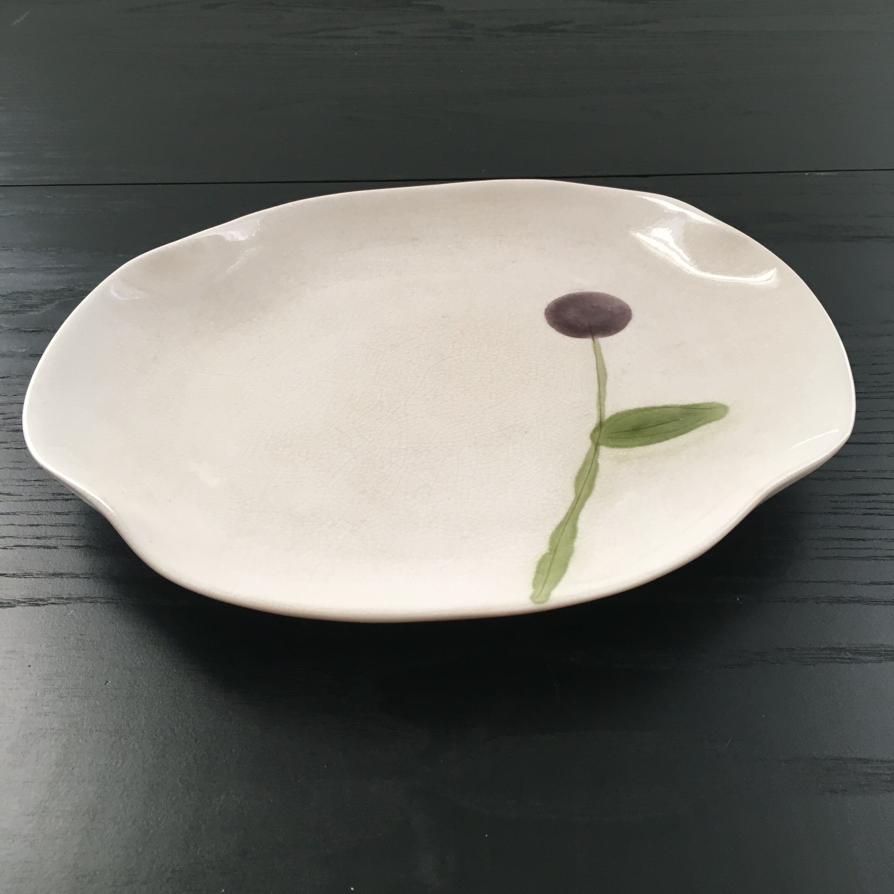 Plat décor fleur mauve