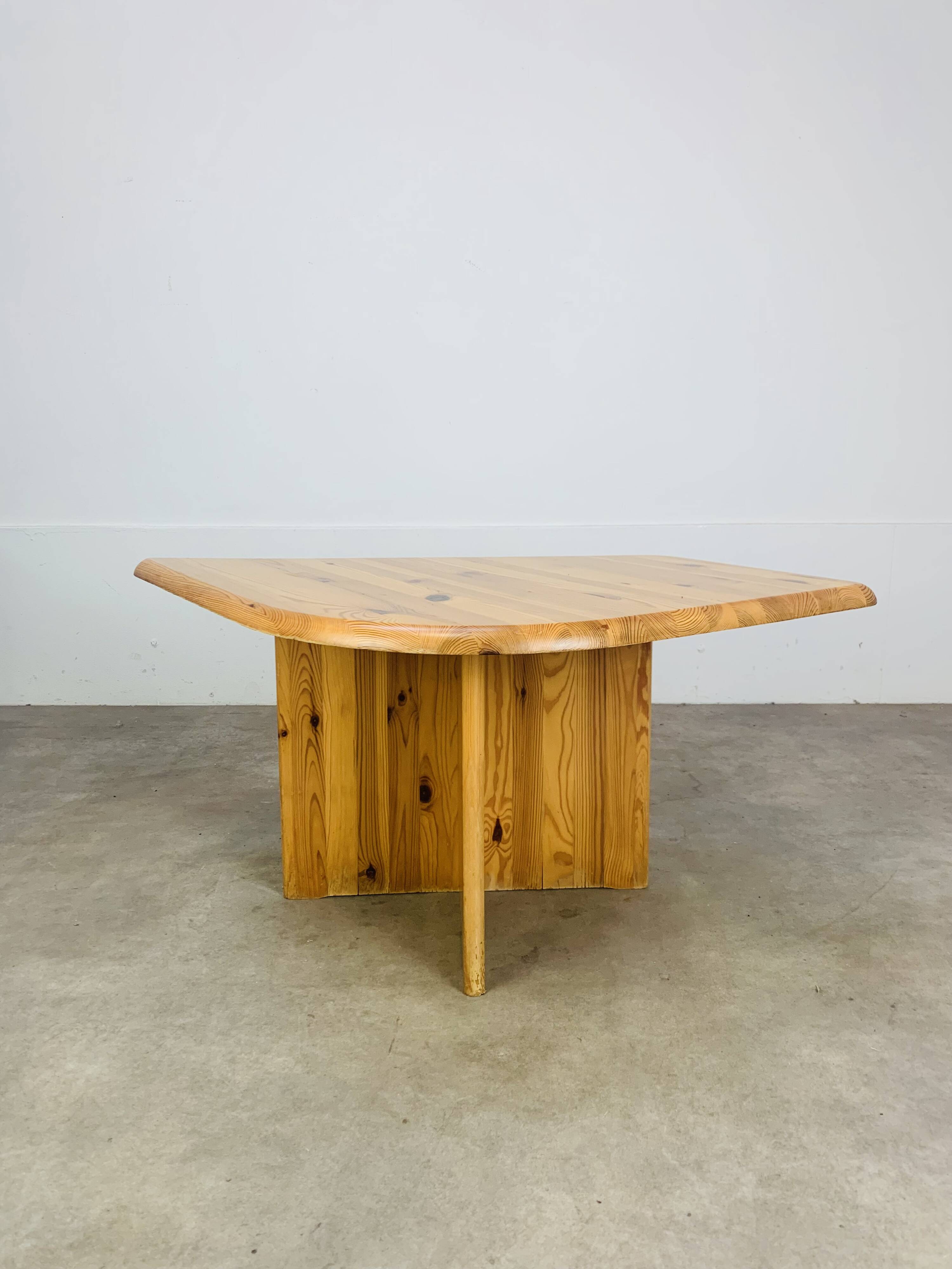 Table basse en pin massif forme organique, années 80