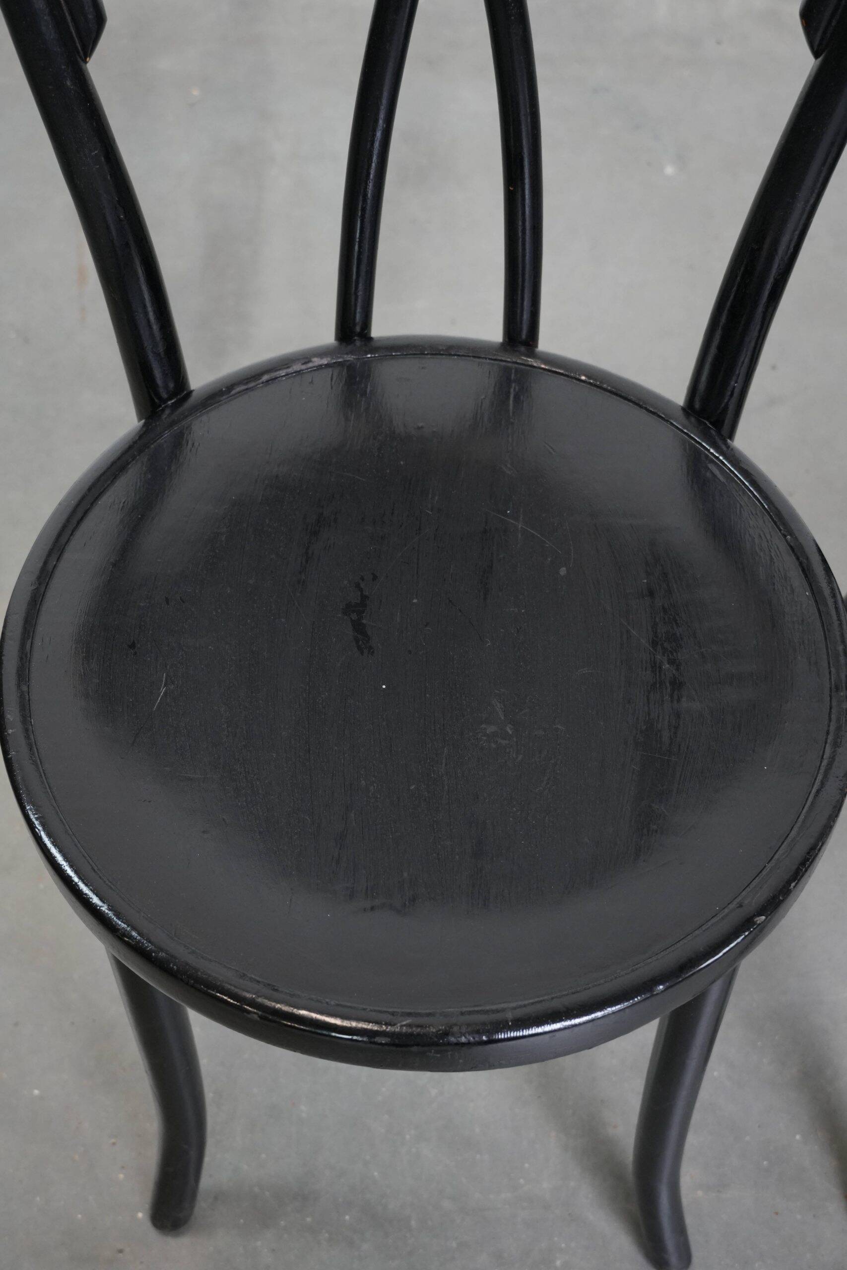 Ensemble de 4 chaises de bistrot noires de style Thonet vintage