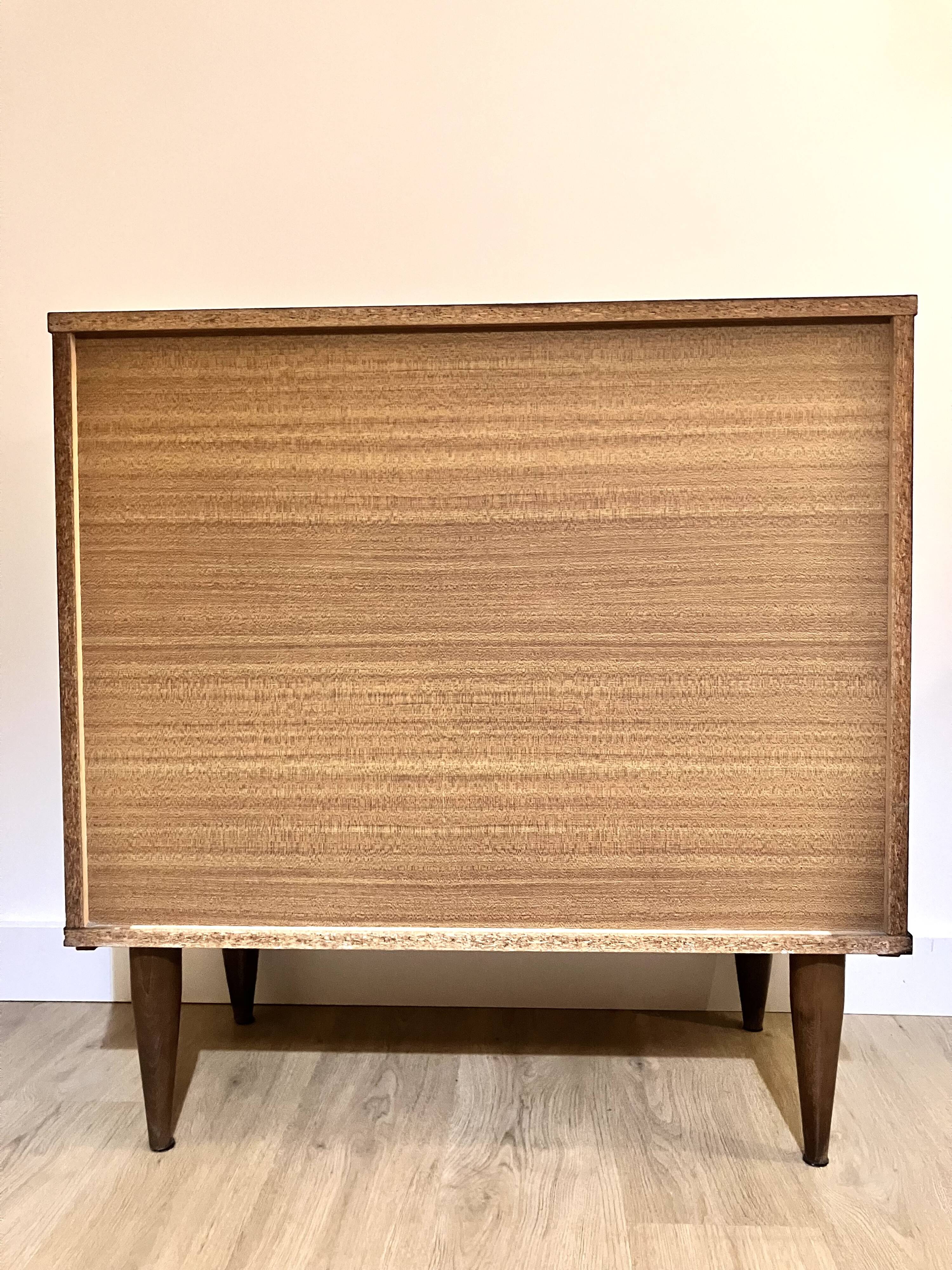 Commode rétro moulures