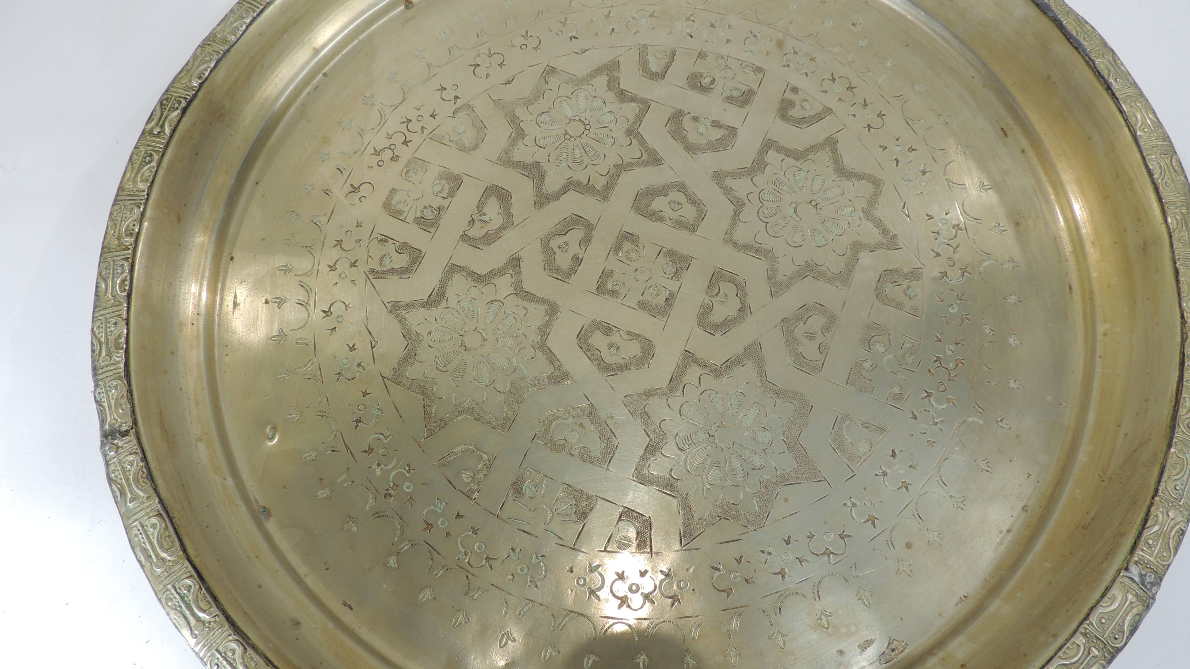 Serving tray or decoration / Artisanal North Africa / Vintage