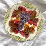 Assiette ancienne en barbotine raisins feuilles de vigne Orchies