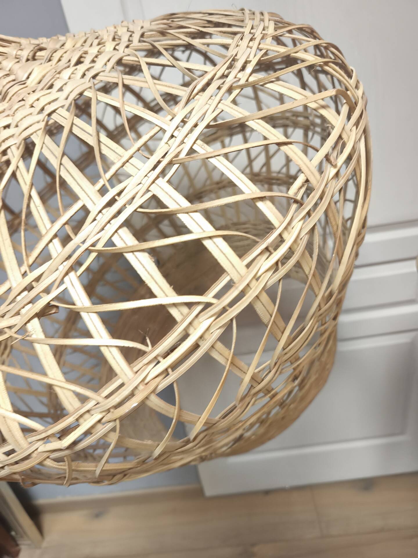 Lampadaire en osier cage