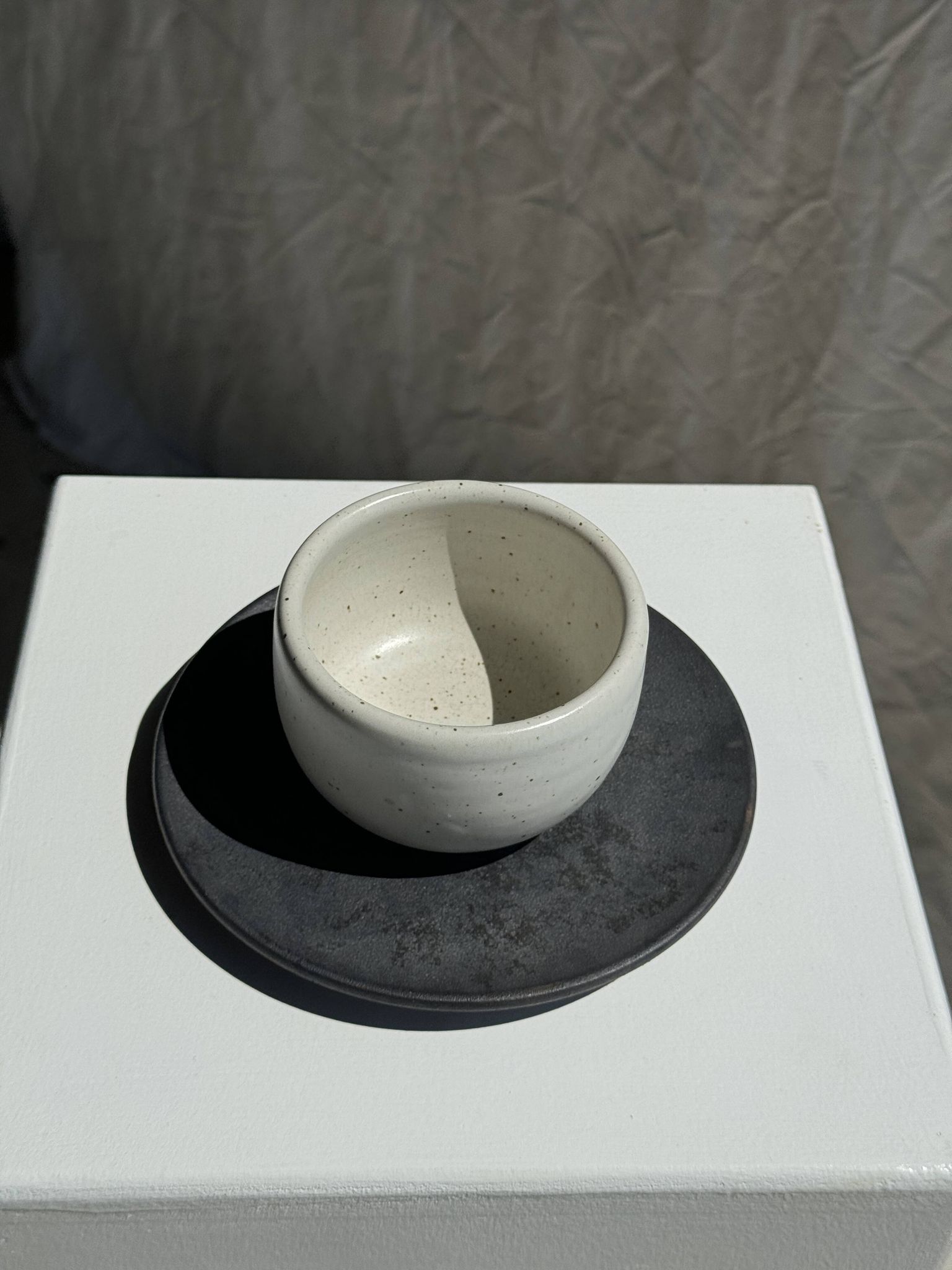 Tasse blanche en céramique indonésienne et soucoupe grise