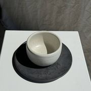 Tasse blanche en céramique indonésienne et soucoupe grise