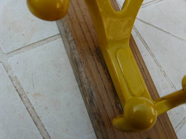 vintage yellow wall coat rack "Ghidini Italy"