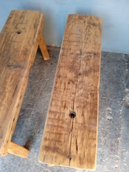 Paire 2 bancs / tabourets bois massif patiné