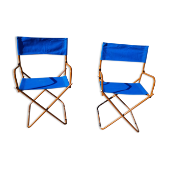 2 folding chairs