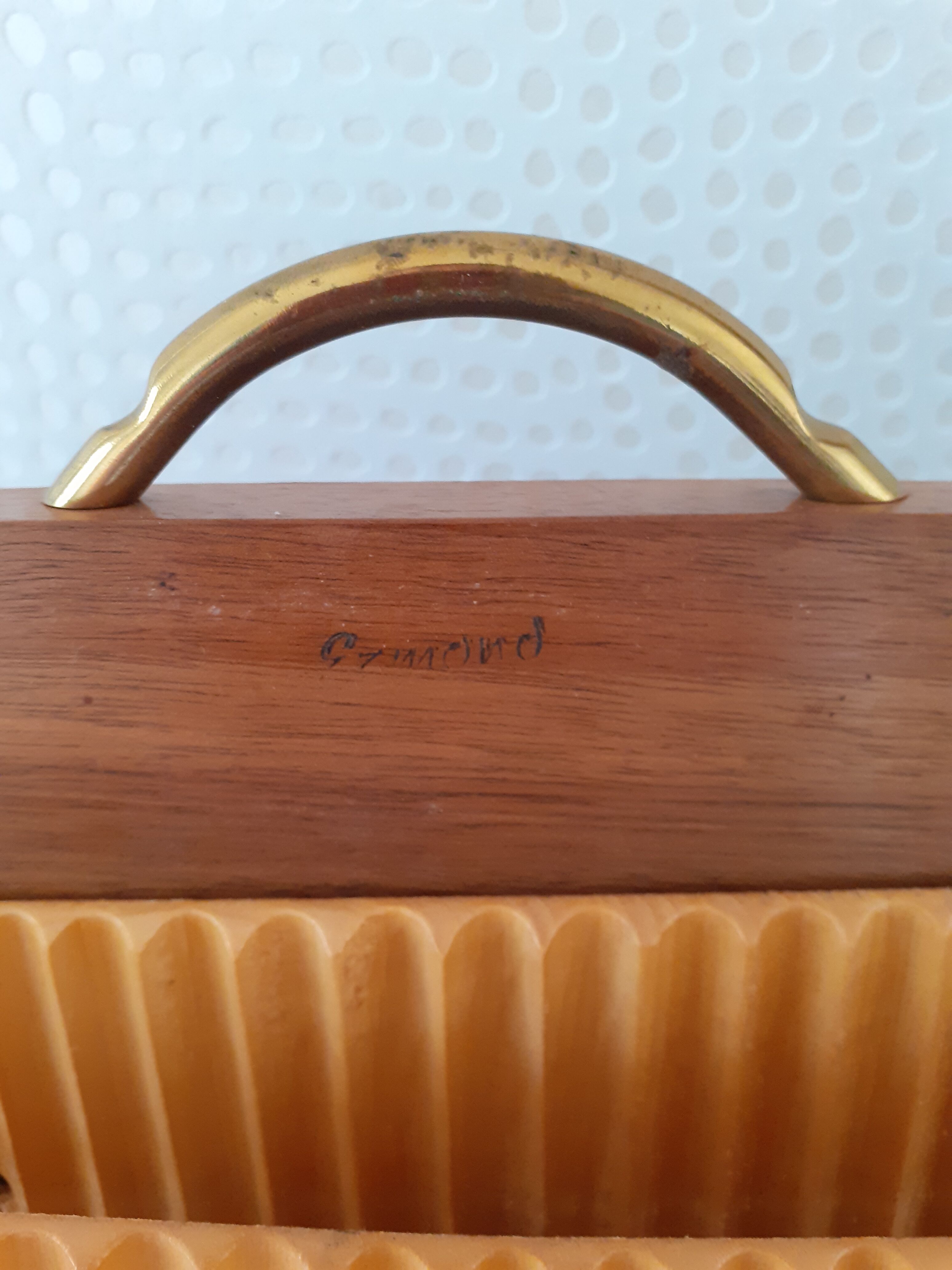 Wooden box cigarette dispenser Ermond