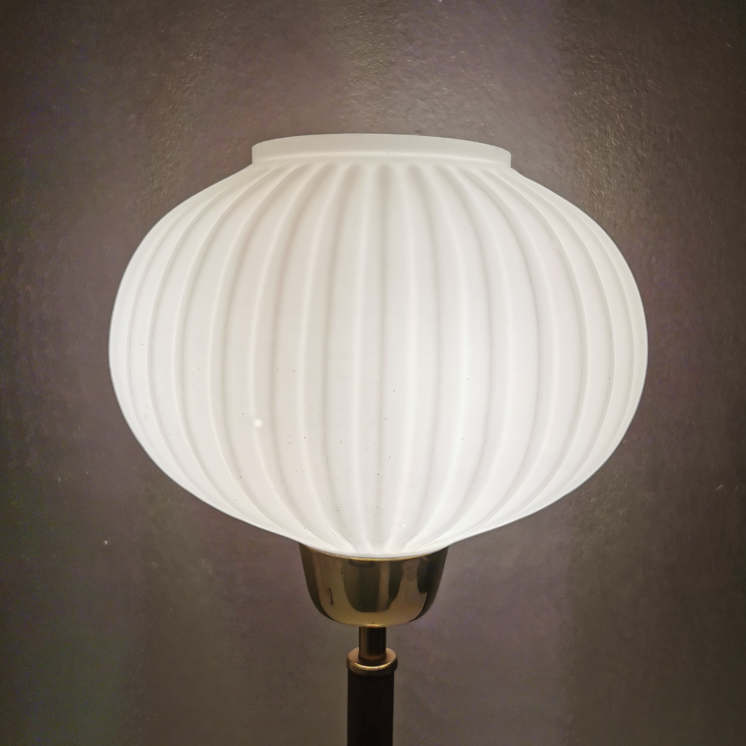 Mid Century tripod table lamp with pleated glass shade