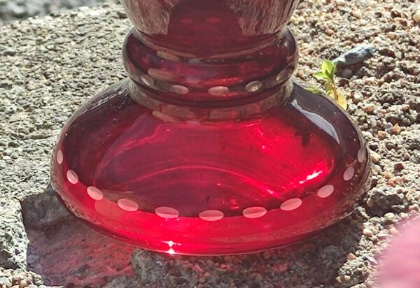Ancien vase en cristal rouge gravé