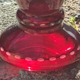 Ancien vase en cristal rouge gravé