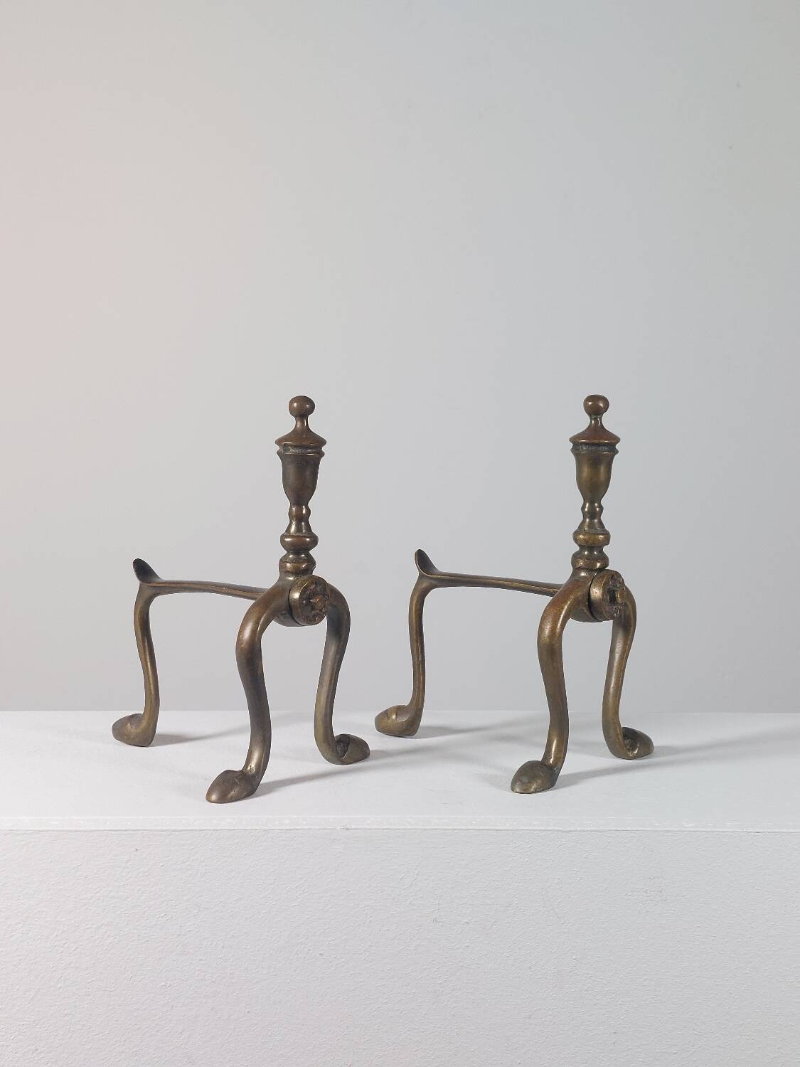 Paire de chenets en laiton au design zoomorphe vintage.