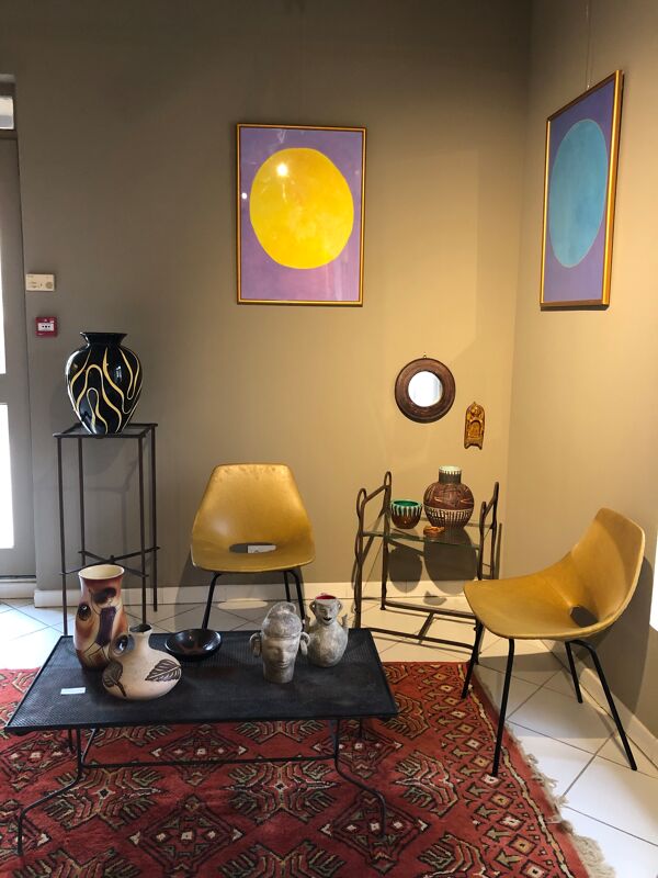 Vase en céramique noire et flammes jaunes