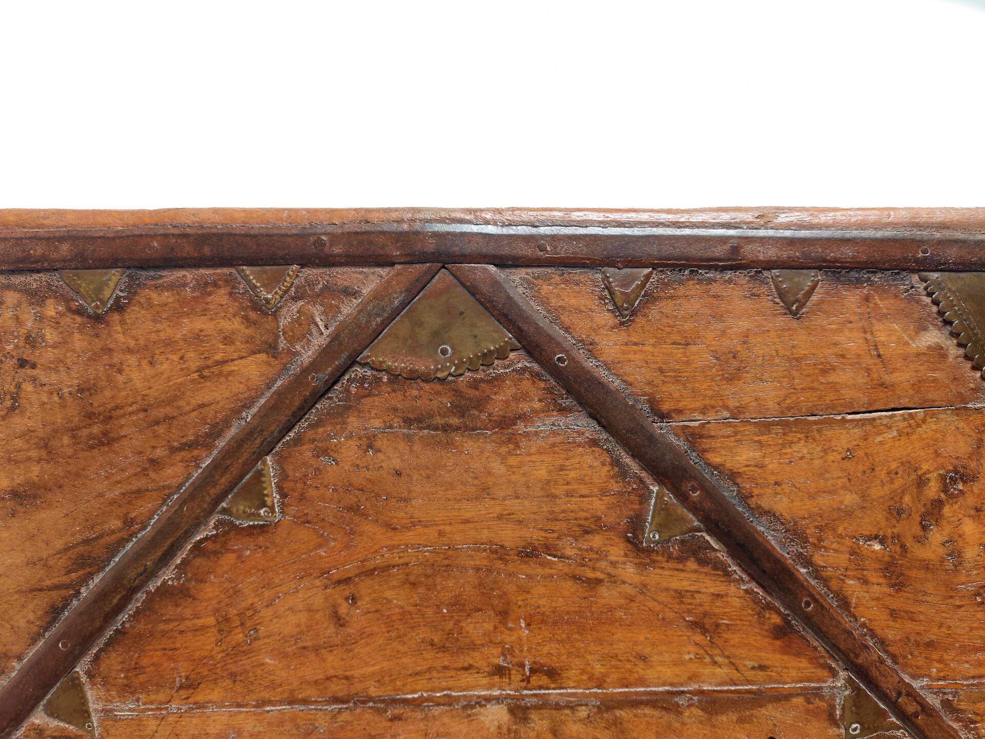 Ancient Indian ritual table of the Bajot type, wood and brass – Rajasthan
