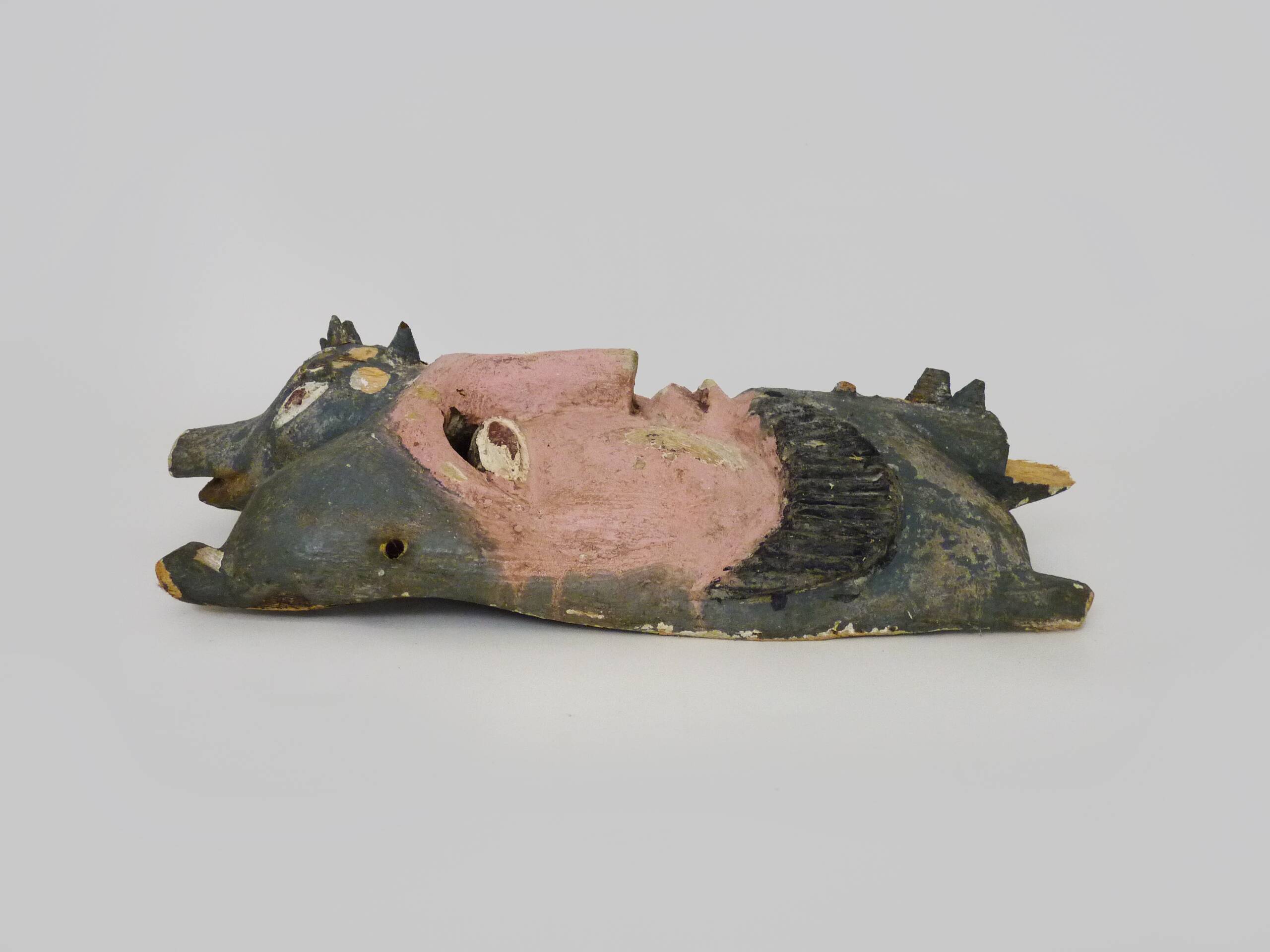 Ancien masque mexicain en bois sculpté polychrome. Années 50