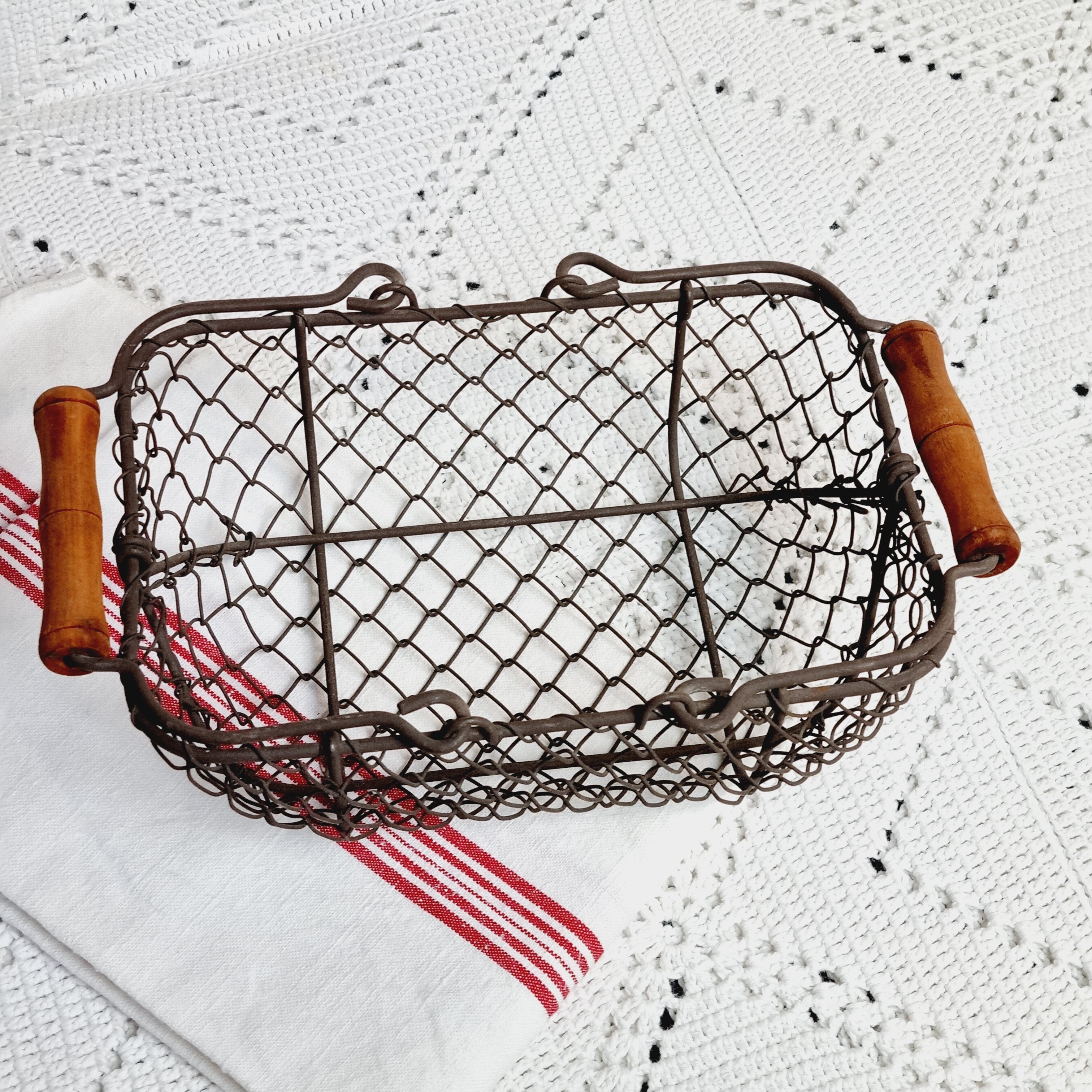 Egg basket in metal and wood
