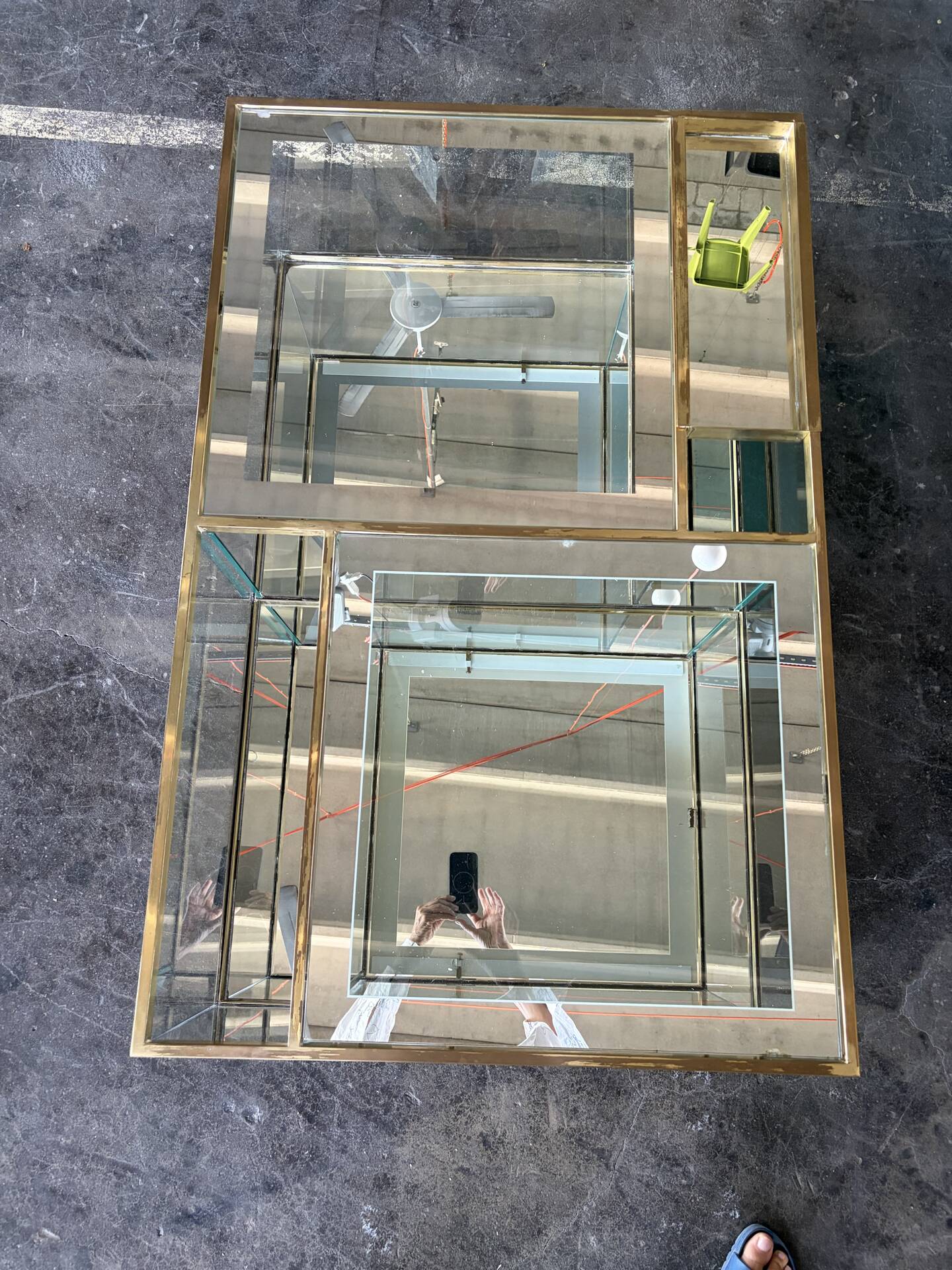 Table basse en cristal italien avec des détails en laiton et bar kart.