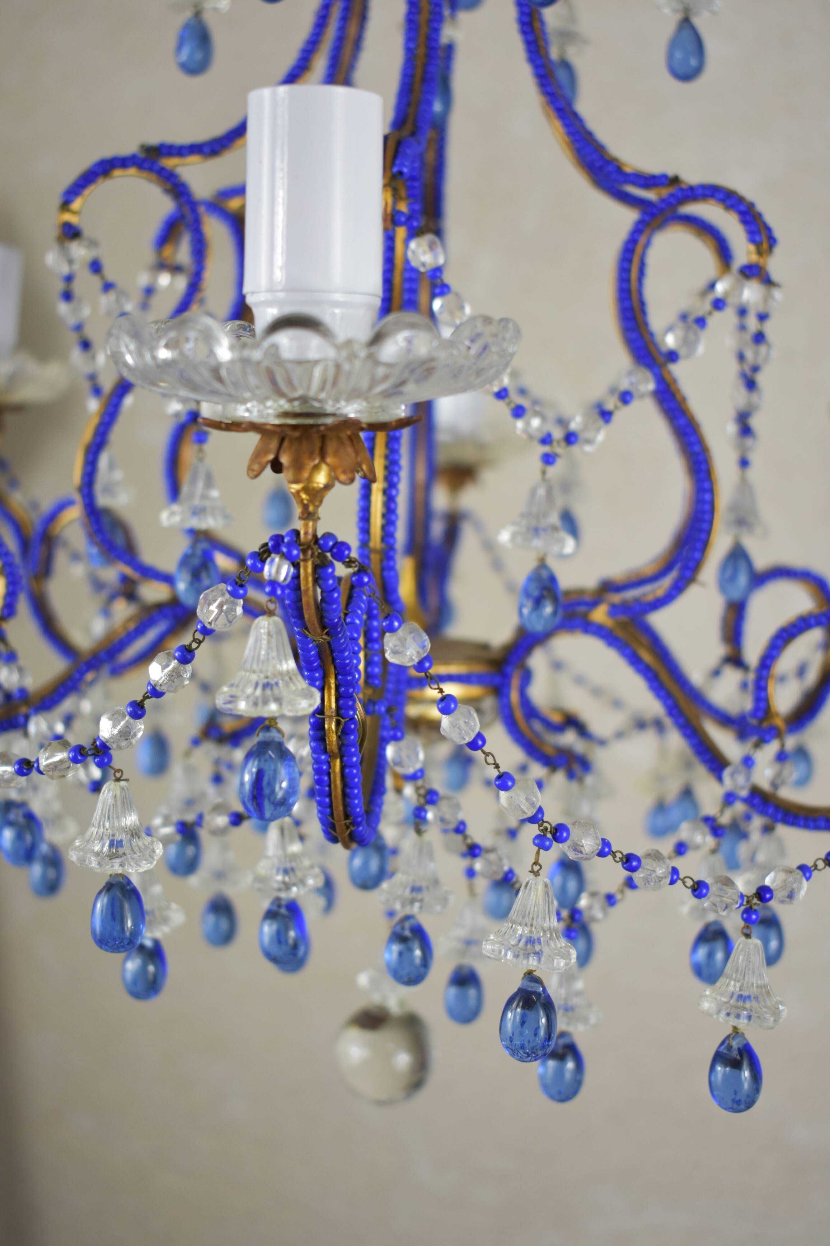lustre bleu, fait de perles.