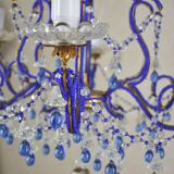 lustre bleu, fait de perles.